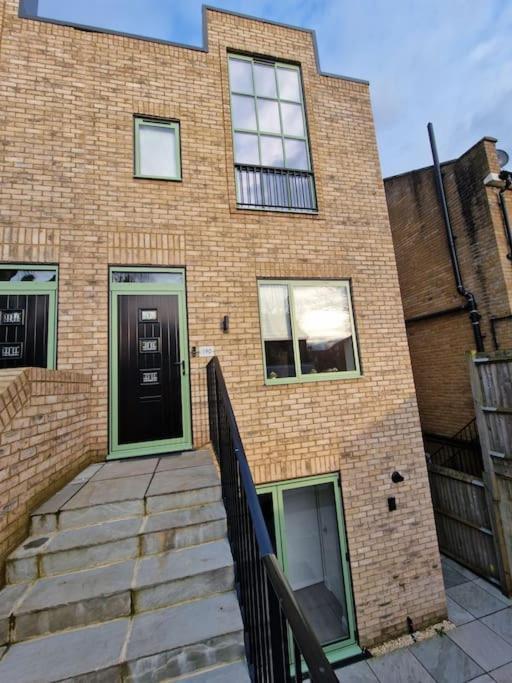 Vila Stunning Newbuilt 3 Bed House Sleeps 9 Edmonton Exteriér fotografie